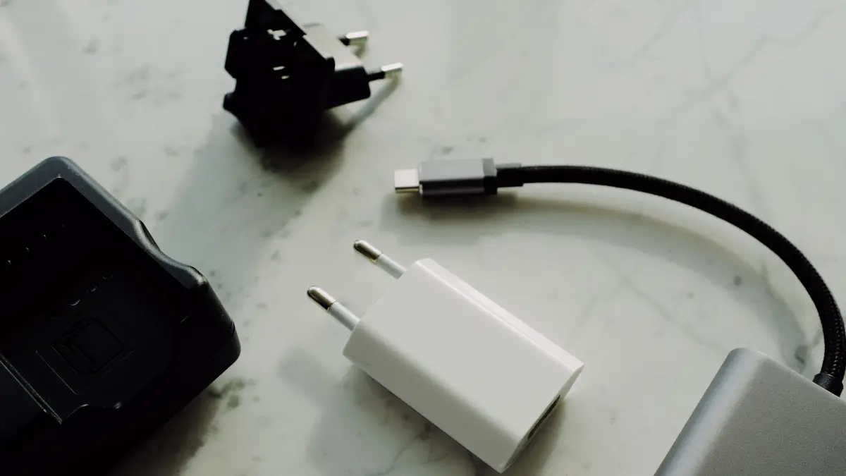 Câble USB-C et adaptateur secteur posés sur une table en marbre