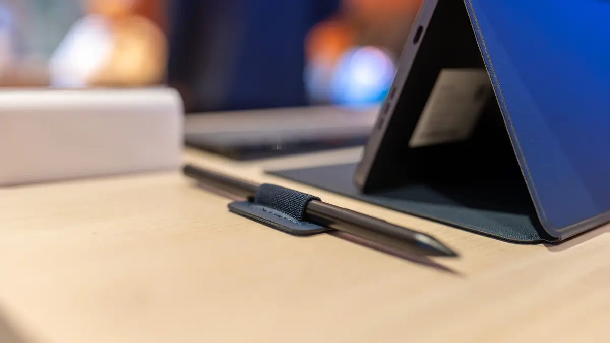 Tablette dans un étui folio replié en pied, un stylet rangé dans le rabat