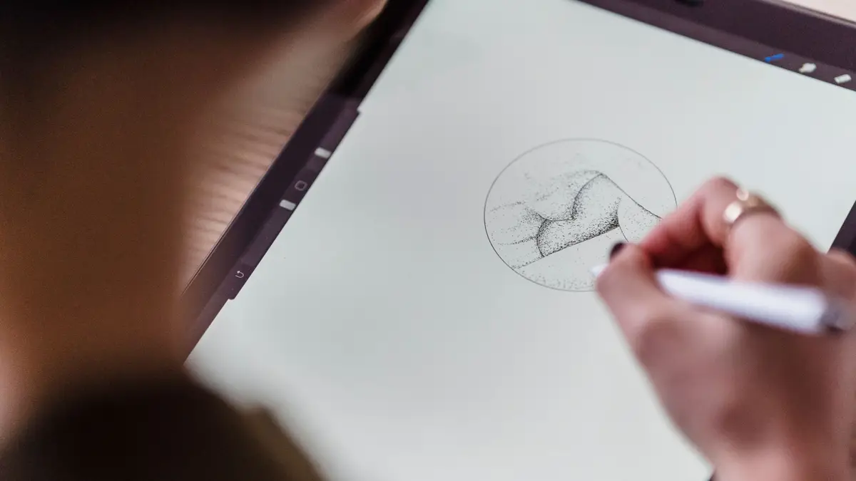 Croquis au crayon en cours sur un écran de tablette