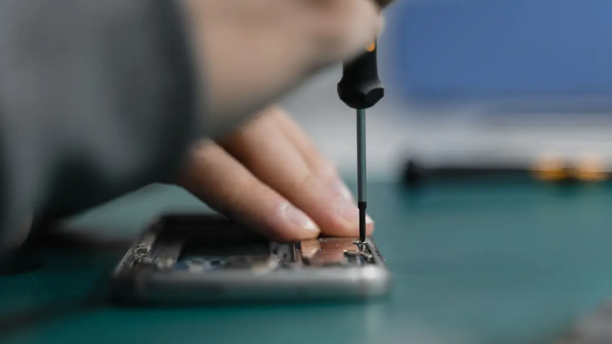 Ouverture d'un appareil électronique au tournevis de précision